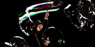 Sabato tutte le bolle di Michele Cafaggi in “Ouverture de saponettes” al Teatro Titano