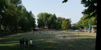 A un anno esatto dalla morte di Bernardo Bertolucci debutta a Bologna il film che racconta la mitica partita di calcio tra la sua troupe e quella di Pasolini