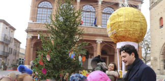 Le scuole riminesi addobbano gli alberi di Natale di Piazza Cavour