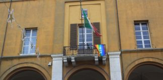 “Spegniamo la guerra, accendiamo la pace”, le bandiere della pace colorano Cesena (FOTO)