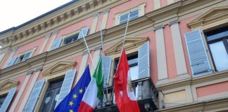 Minuto di silenzio osservato dal sindaco Patrizia Barbieri stamani alle 12 davanti al Municipio