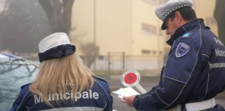 Ferrara, passeggia sulle Mura e fornisce false generalità