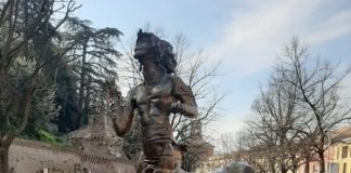 Danneggiamento Statua Centauro in Piazza del Popolo (FOTO)