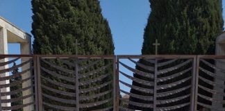Nuovo Coronavirus e giorni di festa: omaggio floreale del Comune all’ingresso dei 36 cimiteri della città (FOTO)