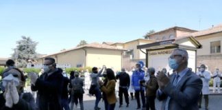 Coronavirus, davanti a 50 ospedali flash mob della Protezione civile per dire grazie e ribadire “Noi ci siamo”