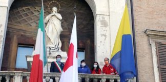 La bandiera della Croce Rossa esposta in Municipio