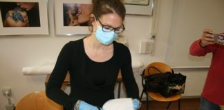 I volontari realizzano mascherine per bimbi e non udenti