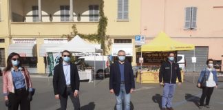 Mercato contadino, il Comune consegna le mascherine agli ambulanti