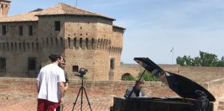 Il Mago Casanova suona il pianoforte sugli spalti della Rocca Malatestiana