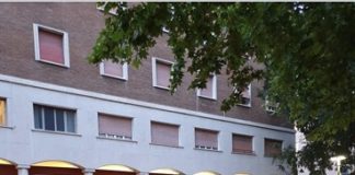 In piazza Matteotti, di sera, le storie delle tate del Momo