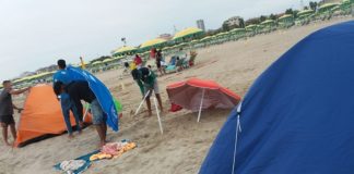 Trascorrevano la notte con tende e sacco a pelo nella spiaggia libera