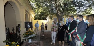 Fiori sulla tomba di Luciano Pavarotti a Montale