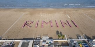 Rimini verso il Giro d’Italia: le foto della scritta Rimini fra i bagni 56 e 59