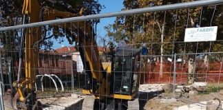Intervento urgente di Hera per riparare una perdita nella fognatura