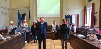 In Giunta con le mascherine rosse contro la violenza