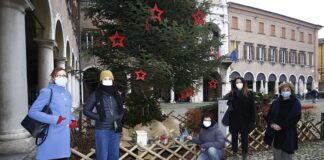 I doni di Natale dei bambini nelle piazze del centro