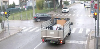 Furgone passa con il rosso, sfiorando un’auto