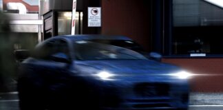 Le immagini del prototipo del nuovo SUV Grecale diffuse in anteprima dai dipendenti Maserati