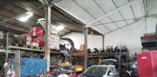 Auto in riparazione e sollevatori: officina abusiva