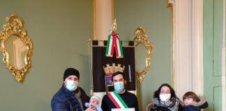 Il primo nato del 2021 fa visita al Sindaco Enzo Lattuca (FOTO)