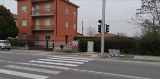Nuovo attraversamento pedonale, con semaforo a chiamata, in via Traversetolo