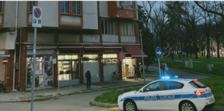 Espone sull’auto in sosta copia di contrassegno disabili