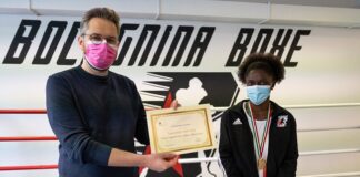 L’assessore Matteo Lepore consegna una pergamena alla campionessa di boxe Pamela Noutcho