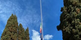 Misano, tricolore a mezz’asta nel ricordo delle vittime del Covid