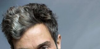 Polo fieristico di Cesena, attori allietano gli anziani in attesa del vaccino (FOTO)