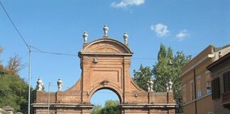 Guida un’auto rubata in stato di ebbrezza e va a sbattere sul fornice ciclabile di corso Giovecca