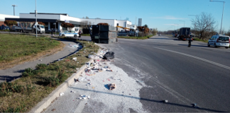 Trasportatore perde cassone di rifiuti in via Diana