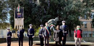76esimo della Liberazione d’Italia, il Sindaco Enzo Lattuca depone la corona ai piedi del monumento ai caduti della Resistenza in Viale Carducci (FOTO)