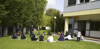 Lezione all’aperto nel giardino della Scuola Bertola, sotto al nuovo gazebo realizzato dal Comune
