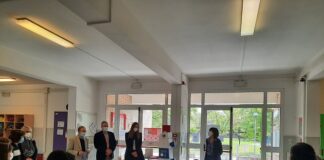 Totem per la prevenzione anti-Covid consegnati alle scuole Tumiati e Manzi
