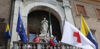 Croce Rossa: La fontana del Graziosi si illumina di rosso