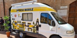 Tappa a Casaglia per il camper trasformato in ufficio mobile comunale
