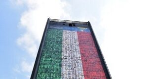 Un tricolore di 60 metri con le foto di migliaia di dipendenti per tifare gli azzurri