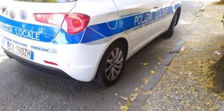 Aggrediscono un connazionale e fuggono