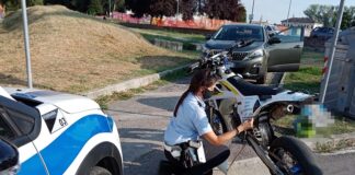 Due fermi di veicoli, per motociclista con passeggero minorenne senza casco e auto priva di assicurazione