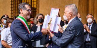 2 agosto 2021, il Sindaco di Bologna Virginio Merola conferisce il Nettuno d’Oro all’Associazione tra i familiari delle vittime della strage alla stazione