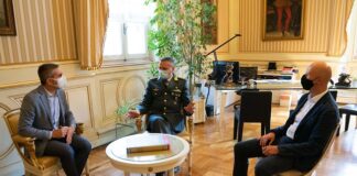 Il saluto del Sindaco, Pizzarotti, al comandante provinciale della Guardia di Finanza di Parma