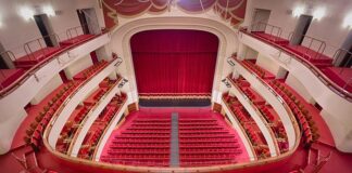 Lino Guanciale e Massimo Popolizio tra i primi a salire sul palco del Teatro Duse di Bologna