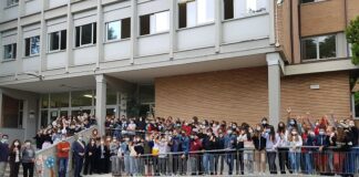 Scuola Media Zangheri: presentato il muretto artistico nell’ambito del progetto “Annalena, donna libera. Far fiorire… lo scarto”