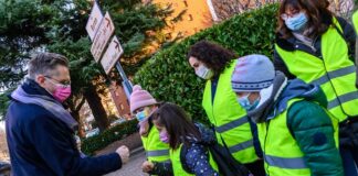 Il sindaco Lepore inaugura 3 nuove linee di Pedibus alle scuole Mader: in città già coinvolti circa 300 bambini
