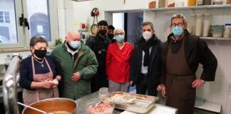 Alla Mensa di Padre Lino i pacchi di Natale ricevuti da Sindaco e Assessori