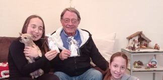 Due bimbe e il loro nonno donano bamboline infermiere fatte a mano al Reparto di Terapia Intensiva di Forlì
