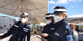 Commerciante di merce vintage denunciata dalla Polizia Locale per contraffazione e ricettazione