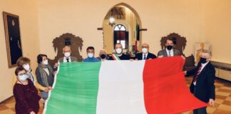Consegna del Tricolore al sindaco dai Lions per ricordarne la Giornata