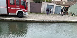 Medico in servizio salva una donna dentro a un auto finita nel canale