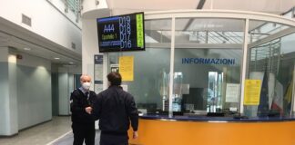 Trova un portafoglio e lo consegna alla Polizia Locale